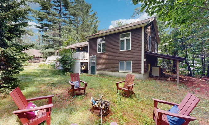Sunday River Area Chalet De Esquí | Charming mountain chalet with a hot tub, fire pit, and room for the whole family