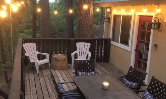Arnold Cabina | Charming Mountain Cottage in Blue Lake Springs