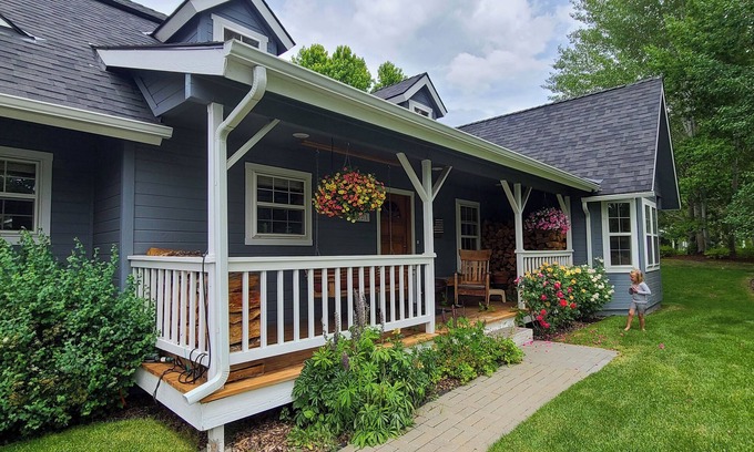 Hailey Casa | Charming Mountain Getaway in Heart of Hailey + Gorgeous Yard & Hot Tub!