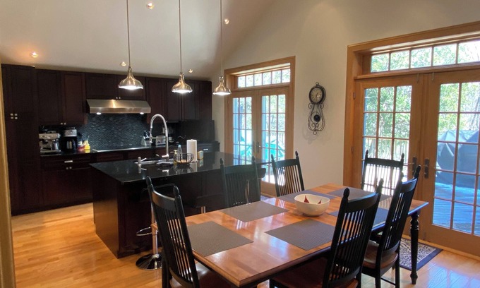 Windham Casa | Charming Mountain Retreat Lg Cocina moderna en Stream w Fire-pit
