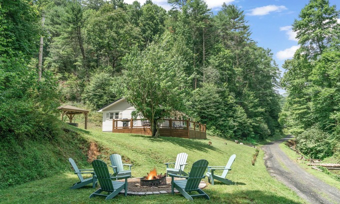 Burnsville Otro | Power, Water & WiFi! Hot Tub+Fire Pit, Private, Grill, Near Green Mtn Area!