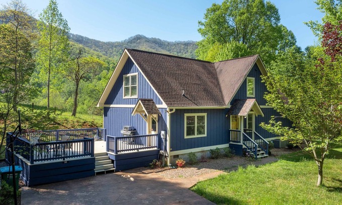 Bakersville Cabina | Charming Mtn Lodge, Fire Pit, Mtn View, WiFi, Grill, Treehouse, Close to town!