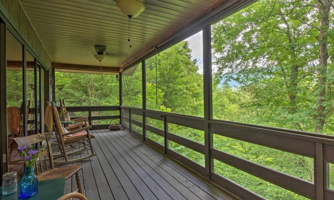 Upper Peachtree Casa | Charming Murphy House w/ 2 Decks Near Trails!