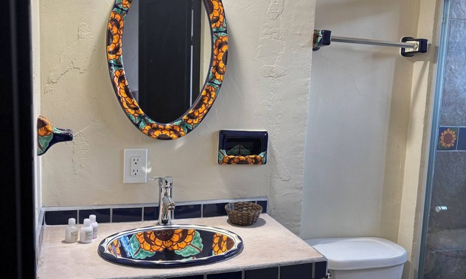 La Paz Cabina | Charming lodge with AC and WiFi in soothing San Pedro Tlaquepaque.