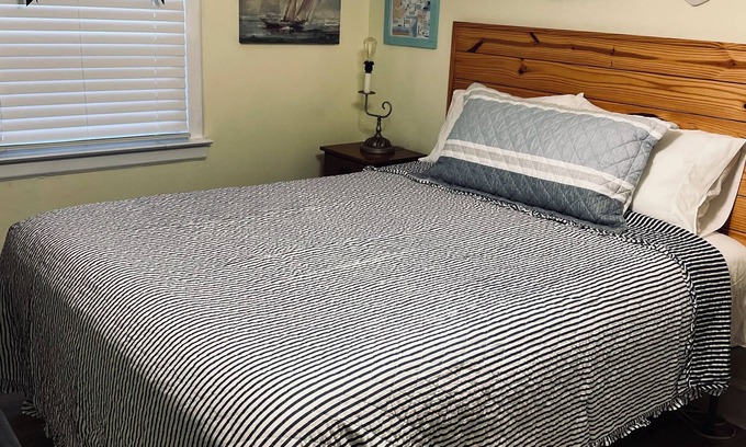 Washington Apartamento | Charming, nautical themed 1-bedroom upstairs apartment in Washington ,NC