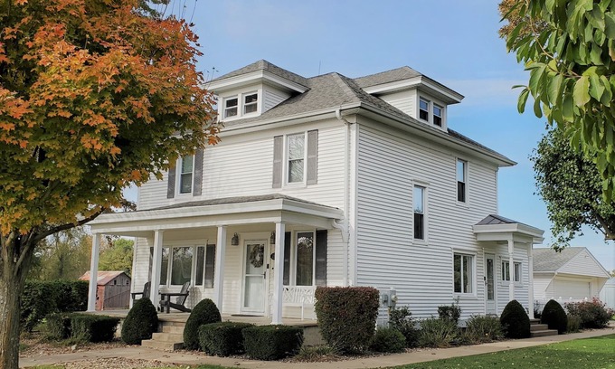 Nauvoo Casa | Charming Nauvoo Farmhouse - 1 mile from Nauvoo Temple
