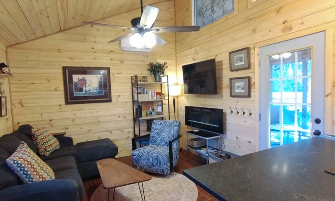 Gallant Cabaña | Charming NEW 2 BR Cottage, WiFi & Pet Friendly in Convenient Steele