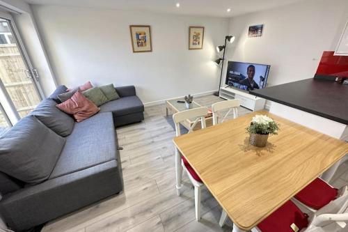 Headington Casa | Charming New 2BR Detached House-Central Headington- Wi-Fi, Netflix, Top Location
