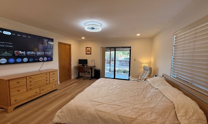 Equestrian Custom Estates Casa | Charming new stylish luxury Master room in sunny Phoenix with shared kitchen