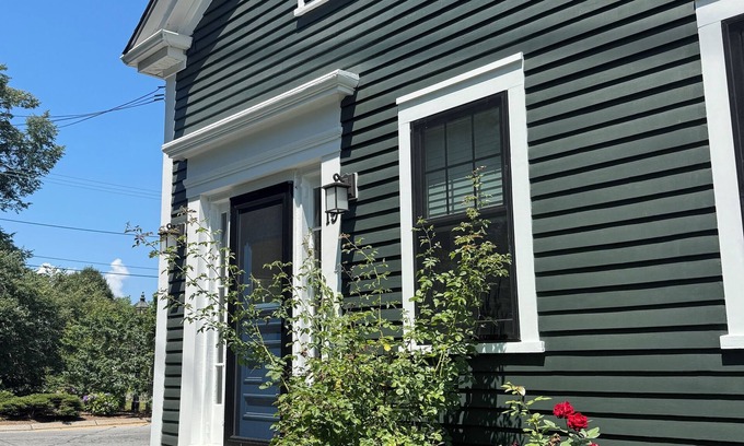 Adamsville Casa | Charming newly renovated home in Little Compton.