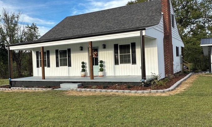 Arlington Cabaña | Charming newly-renovated 3-bedroom cottage in the Heart of the Yadkin Valley!