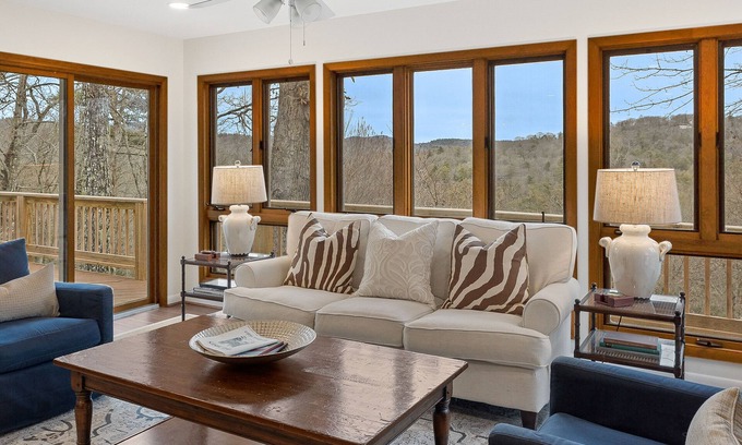 Highlands Casa | Charming newly renovated cottage, incredible mountain views, walk to town