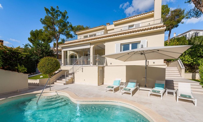 Portals Nous Villa | Encantadora villa recién renovada para 6 personas con piscina y vistas al mar.