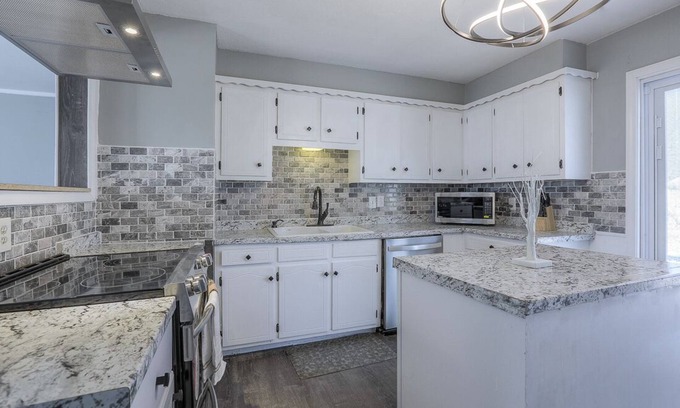 Raytown Casa | Charming Newly Renovated 3 bedroom Home- close to Major Kansas City attractions