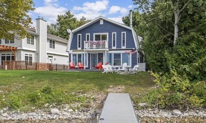 Indian River Cabaña | Encantadora casa de 3 dormitorios y 2 baños completos recientemente renovada en Burt Lake