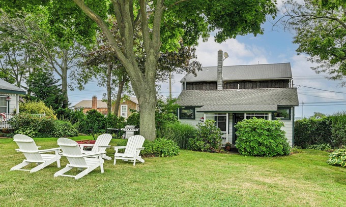 New Suffolk Apartamento | Charming North Fork Cottage, Steps to Waterfront