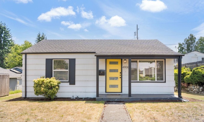 West End Casa | Charming North Tacoma Home – 2 Bedrooms, WiFi & More