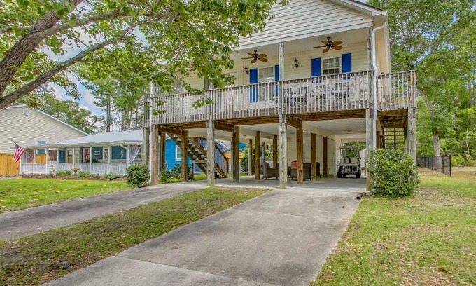 Tranquil Harbour Casa | Charming Oak Island Home 1 Mi to Beach!