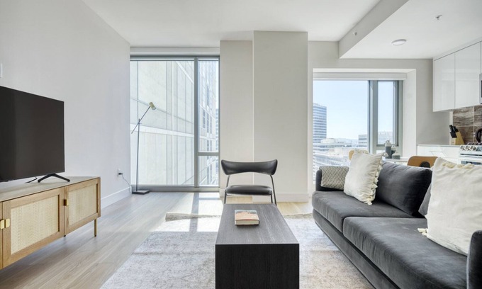 Downtown Oakland Apartamento | Charming Oakland 1BR w/ Pool, W/D, Sky Deck, next to BART, by Blueground
