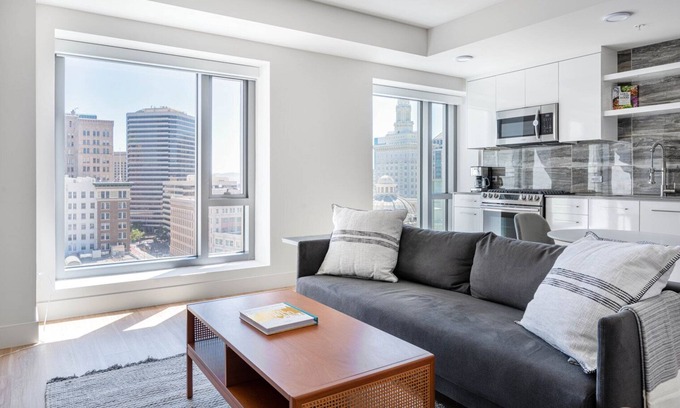 Downtown Oakland Apartamento | Charming Oakland 1BR w/ AC, W/D, Sky Deck, next to BART, by Blueground