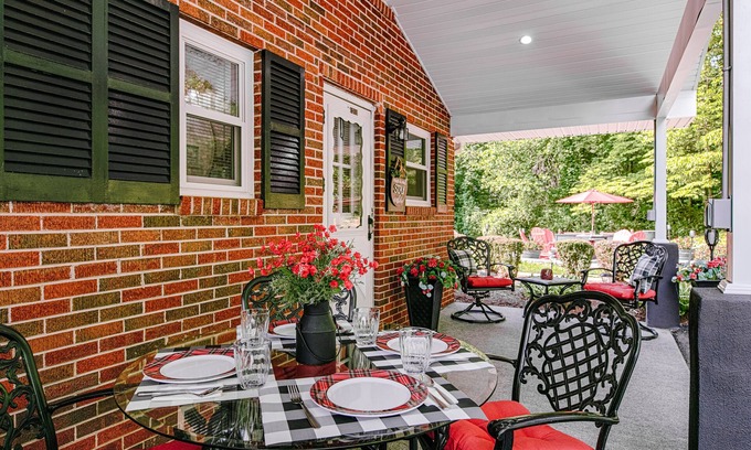Swannanoa Casa | Charming Oasis w/ Alfresco Dining, 3 Smart TVs, Gas Grill & Gym
