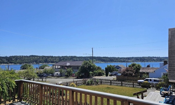 Retsil Cabaña | Charming ocean view - hot tub - pet friendly