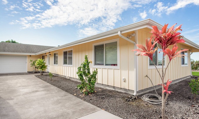 Kona Palisades Casa | Charming ocean-view home with large lanai, washer/dryer, & grill - snowbirds OK