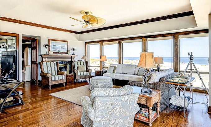 Isle of Palms Condominio | Charming oceanfront condo w/ pool, hot tub, balcony, central AC, & washer/dryer