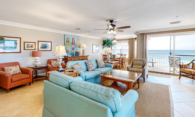 Crystal Beach Condominio | Charming oceanfront condo with pool, hot tub, Gulf view, & washer/dryer