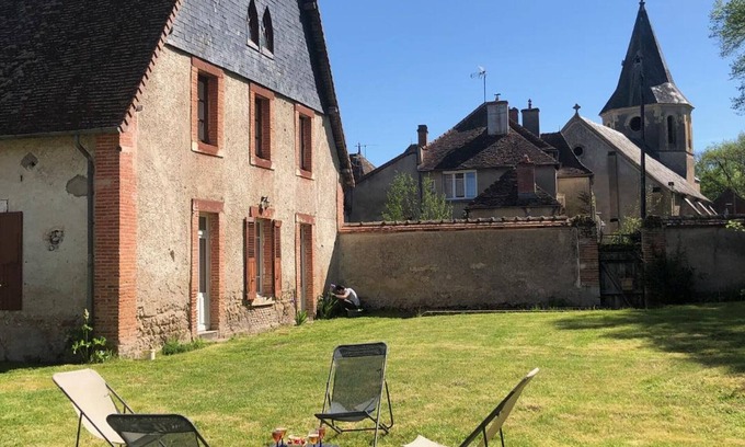 Jaligny-sur-Besbre Cabaña | Encantadora Casa Antigua con Jardín y WiFi, Cerca de Vichy
