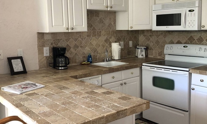 Ruskin Casa | Charming One Bedroom Cottage Fully Furnished