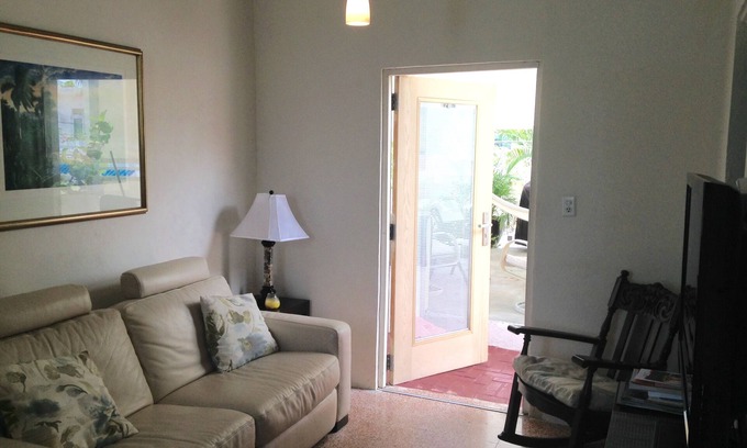 Parque Apartamento | Encantador de un dormitorio, a una cuadra de la playa. Estamos en una comunidad cerrada.