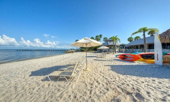 Ruskin Apartamento | Charming one bedroom resort-style studio with pool and beach access