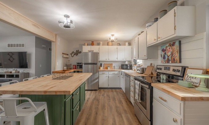 St. Charles Casa | Charming open 4bd and screen-in porch! Sleeps 10!