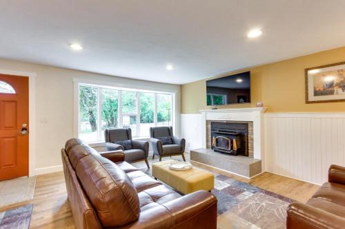 Thurston Casa | Charming Oregon Home with Private Pickleball Court!