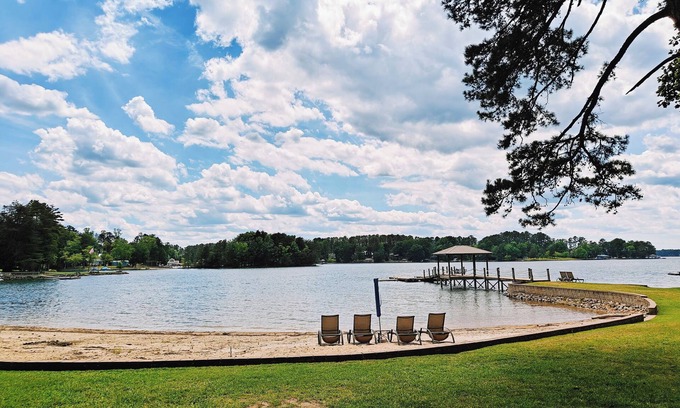 Mayhew Casa | Encantadora cabaña original del lago Norman en excelente ubicación