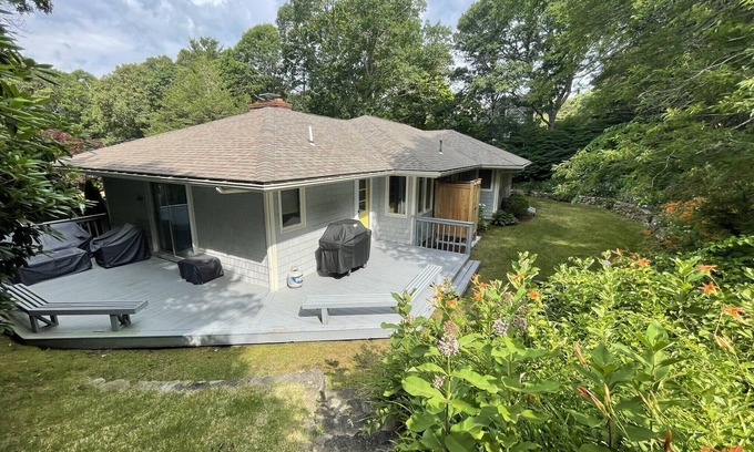 Osterville Casa | Charming Osterville Getaway – Walk to Village & Beach!