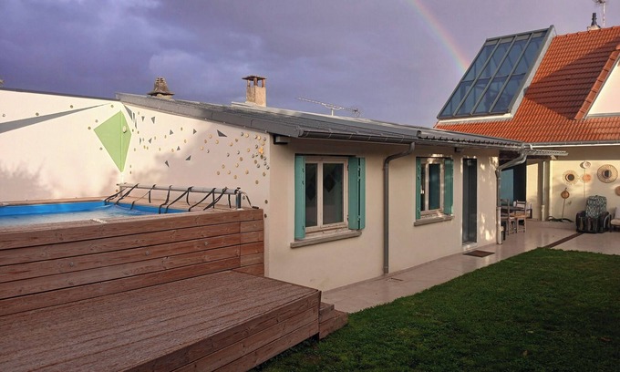 Vitry-sur-Seine Casa | Charming outbuilding with shared garden and pool