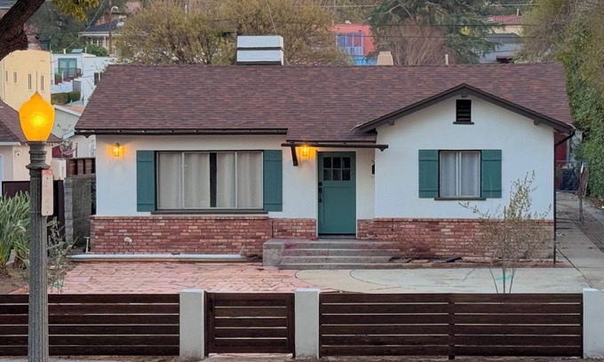 South Arroyo Casa | Charming Pasadena Retreat in a Central Location on a Gorgeous Tree-Lined Street