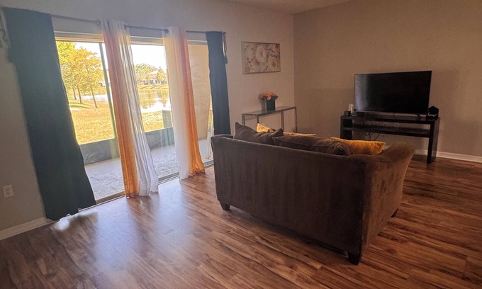 Balm Casa | Charming & Peaceful 3-Bedroom Townhome with Lakeview & Amenities