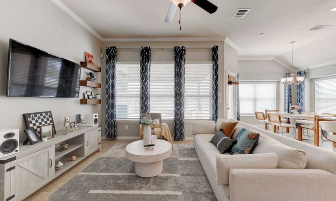 Pflugerville Casa | Charming Peachtree Place: Your Ideal Getaway in Pflugerville Awaits! #41727