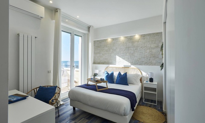 Quartiere XXXIII Lido di Ostia Ponente Apartamento | Encantador ático con vista al mar, cerca de la estación de trenes y buses.