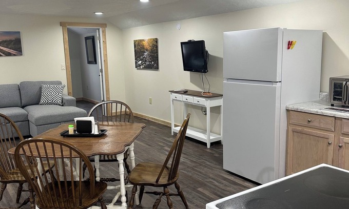 Conneaut Lake Apartamento | Charming pet friendly 1-bedroom apartment with WiFi, AC in quaint Conneaut Lake