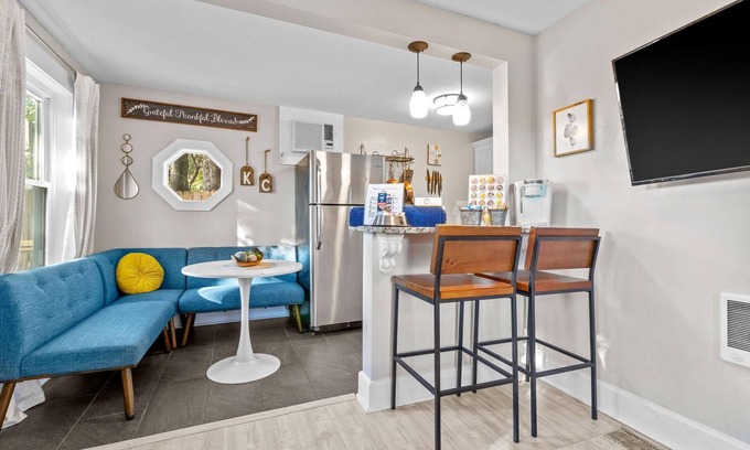South Hyde Park Apartamento | Charming Pet Friendly Retreat!