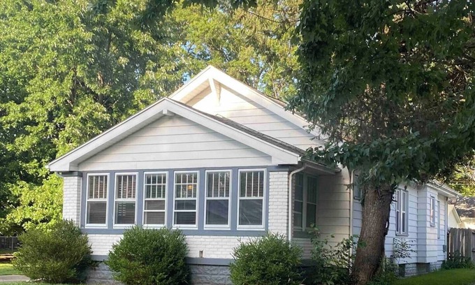 Terre Haute Casa | Charming Pet Friendly Bungalow