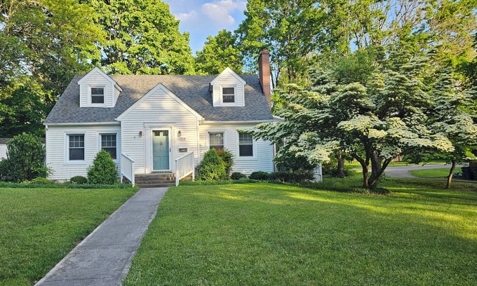 Blacksburg Casa | Charming, pet friendly 4-bedroom house, close to VT and downtown Blacksburg.