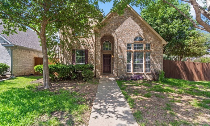 Plano Casa | Charming Pet-Friendly 4-bedroom house with game table and board in superb Plano