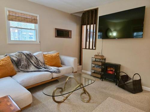 Ferndale Casa | Charming, Pet-friendly Lake front Retreat WiFi