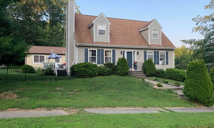 Old Mystic Casa | Charming pet friendly Mystic Cape Cod house.