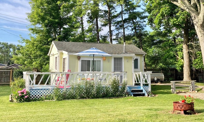 Lexington Cabaña | Charming Pet-Friendly Cottage on Lake Huron
